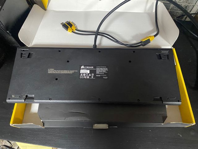 Teclado Mecánico Gaming Corsair STRAFE RGB