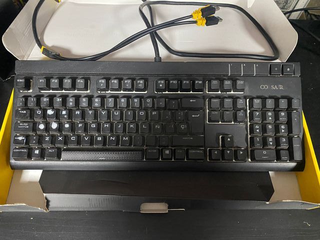 Teclado Mecánico Gaming Corsair STRAFE RGB