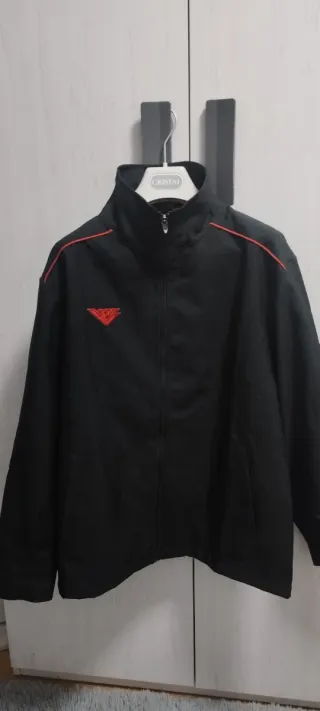 Chaqueta deportiva negra con detalles rojos