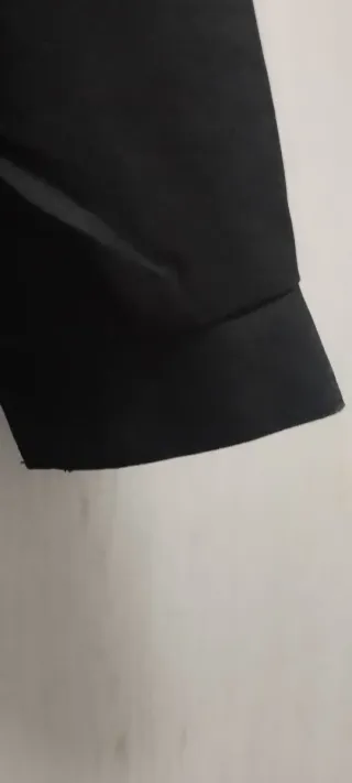 Chaqueta deportiva negra con detalles rojos