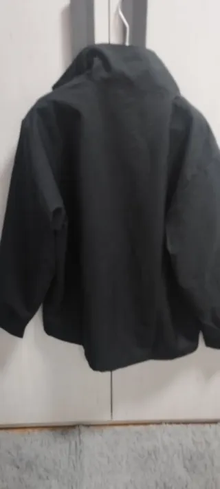 Chaqueta deportiva negra con detalles rojos