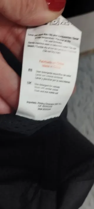 Chaqueta deportiva negra con detalles rojos