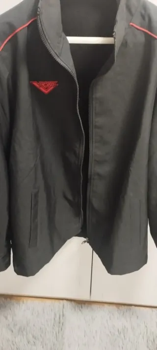 Chaqueta deportiva negra con detalles rojos