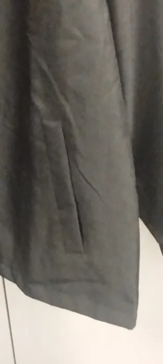 Chaqueta deportiva negra con detalles rojos