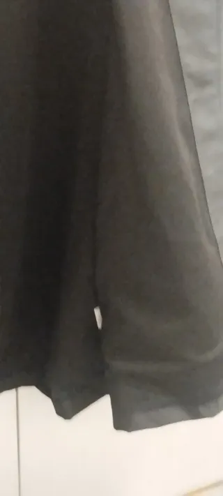 Chaqueta deportiva negra con detalles rojos