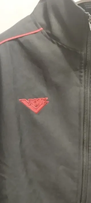 Chaqueta deportiva negra con detalles rojos