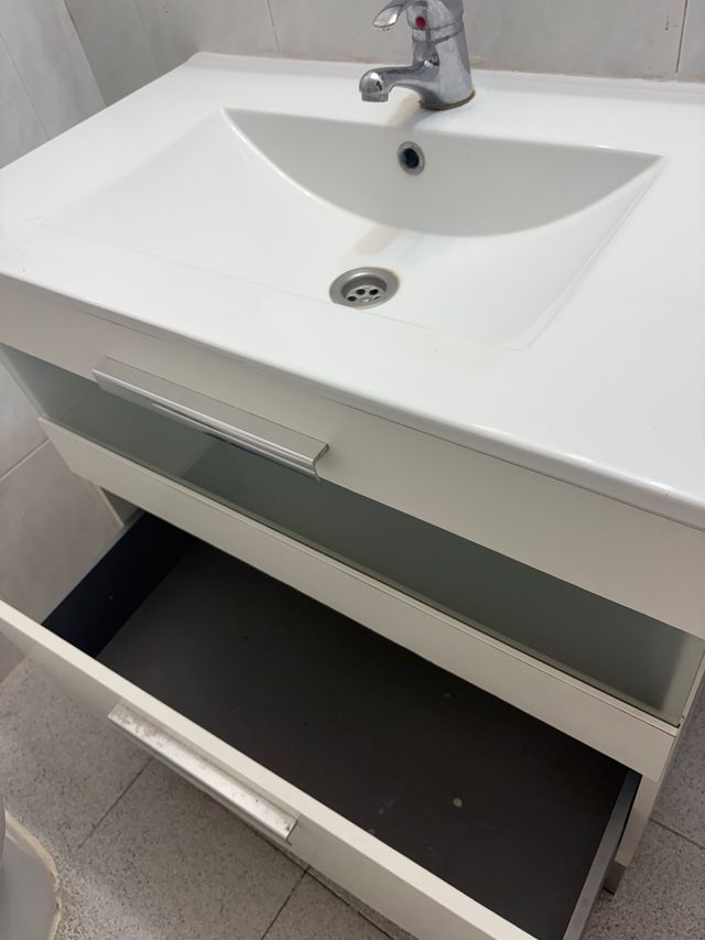 Mueble de baño : lavabo , grifo, espejo y aplique