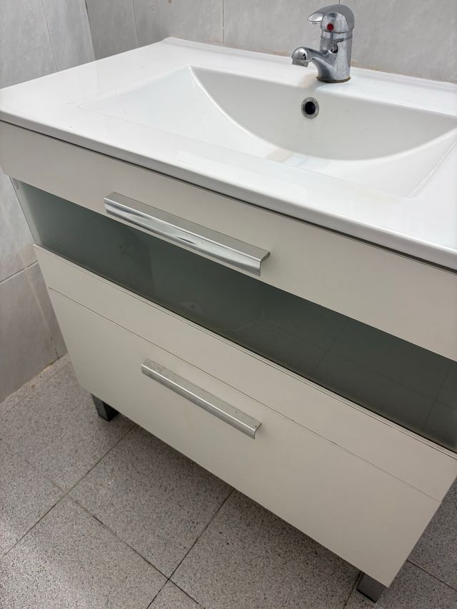 Mueble de baño : lavabo , grifo, espejo y aplique