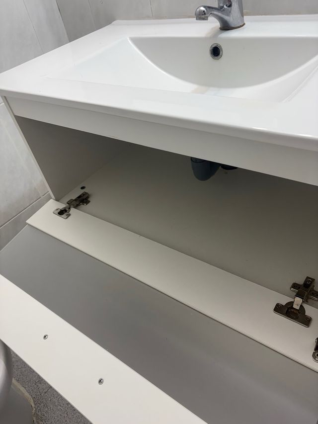 Mueble de baño : lavabo , grifo, espejo y aplique