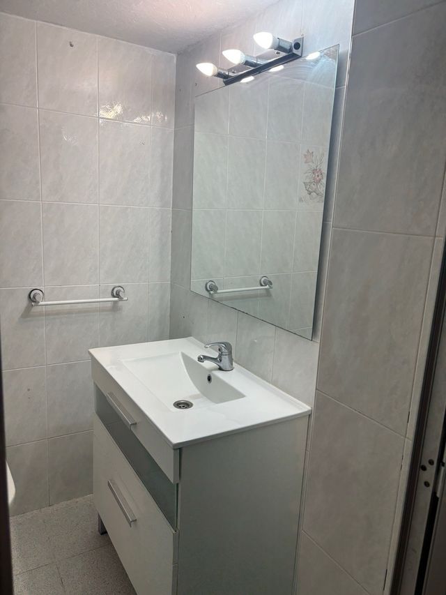 Mueble de baño : lavabo , grifo, espejo y aplique