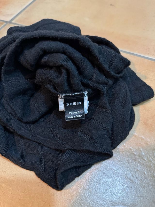 Top negro escote V mangas cortas