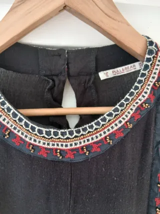 Vestido negro bordado Pull&Bear