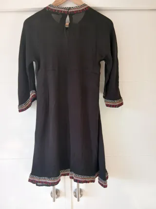 Vestido negro bordado Pull&Bear