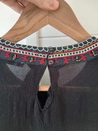 Vestido negro bordado Pull&Bear