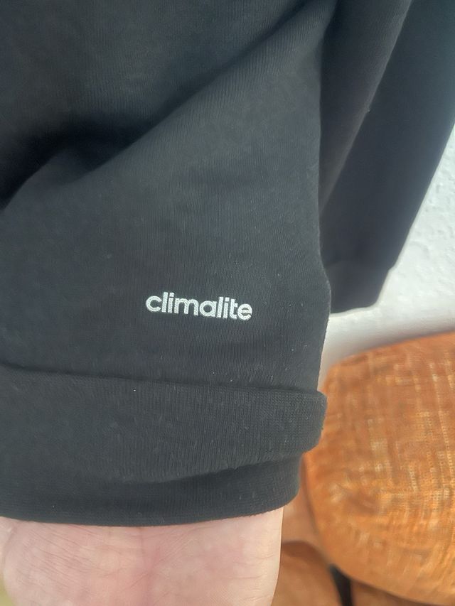 Sudadera Adidas con cremallera y capucha