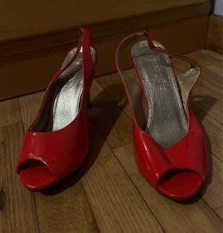 Tacones abiertos rojos de charol bonitas y cómodas