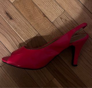 Tacones abiertos rojos de charol bonitas y cómodas