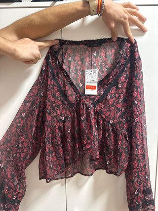 Blusa Estampada Flores Negra y Roja Talla L