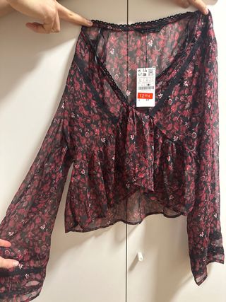 Blusa Estampada Flores Negra y Roja Talla L