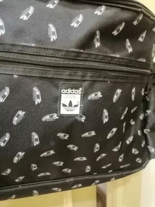 Porta ordenador Adidas negro y blanco