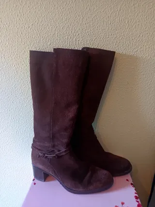 Botas altas ante marrón