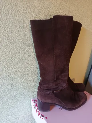 Botas altas ante marrón