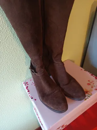 Botas altas ante marrón