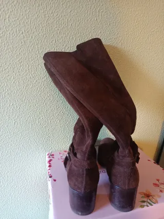 Botas altas ante marrón
