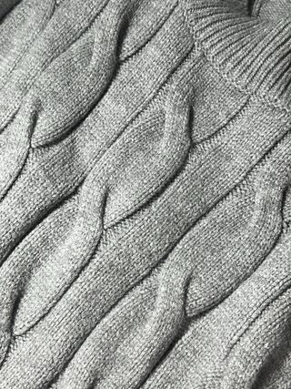 Jersey gris trenzado