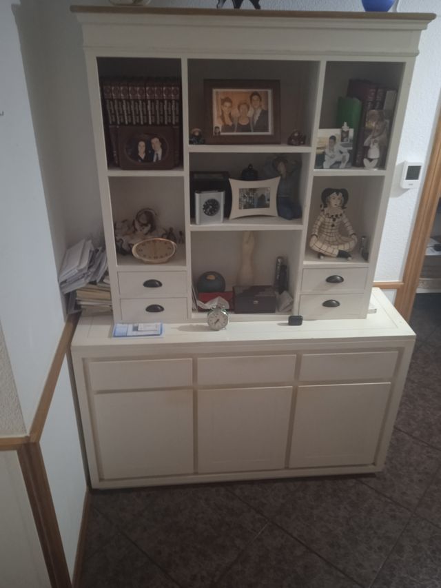 Mueble de madera blanco con estantes