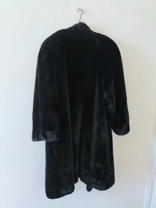 Abrigo pelo sintético negro talla 42