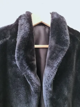 Abrigo pelo sintético negro talla 42