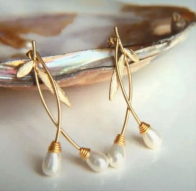 Pendientes dorados con perlas