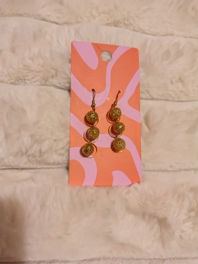 Pendientes dorados con cuentas