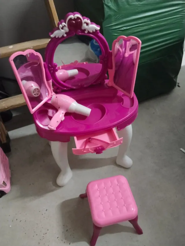 Tocador infantil rosa con espejo y accesorios