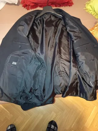 Chaqueta negra con cremalleras y bolsillos.