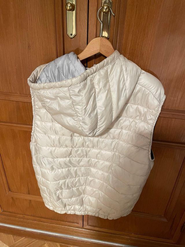 Chaleco beige con capucha