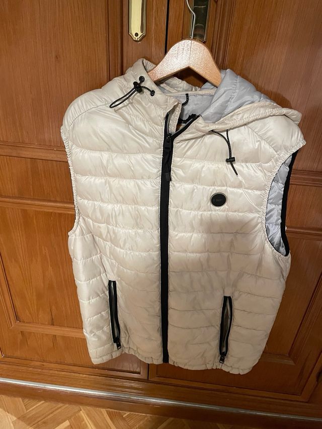 Chaleco beige con capucha