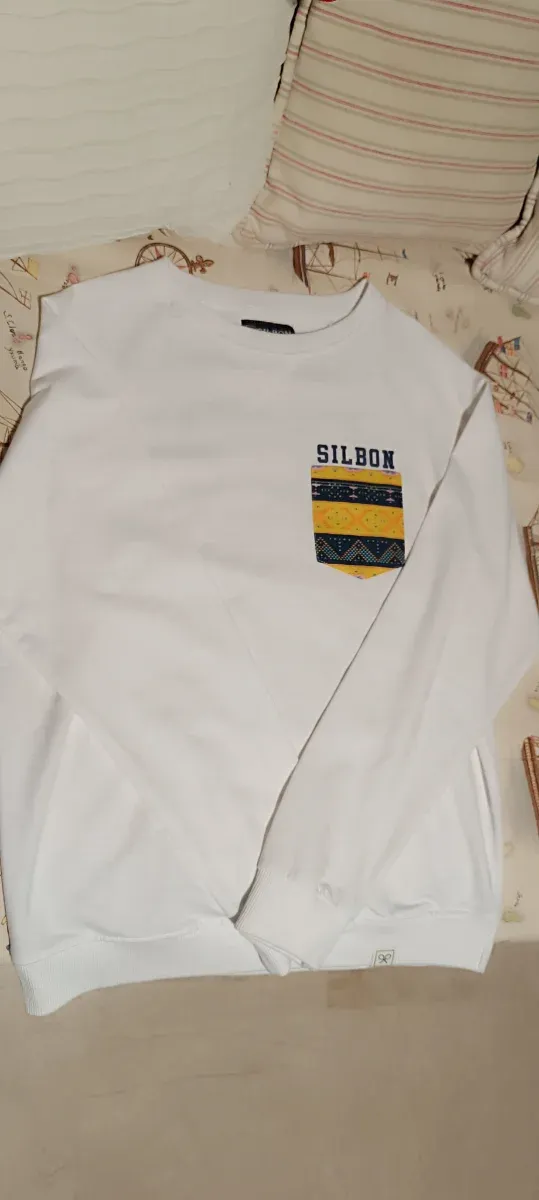 Sudadera SILBON Blanca con Bolsillo Estampado
