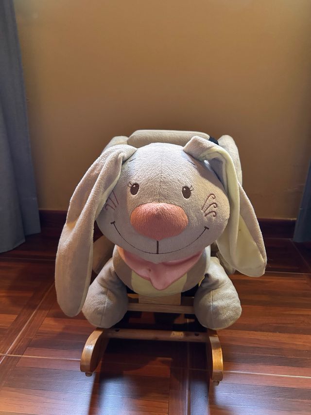 Balancín bebé peluche conejo