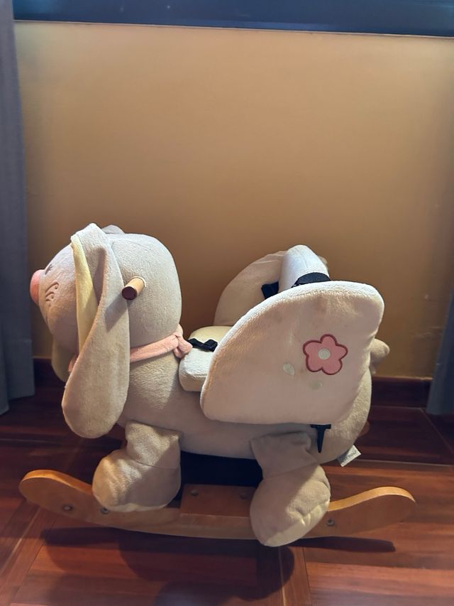 Balancín bebé peluche conejo