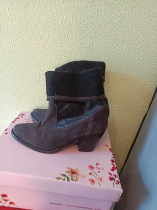 Botines grises de ante