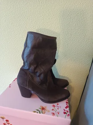 Botines grises de ante