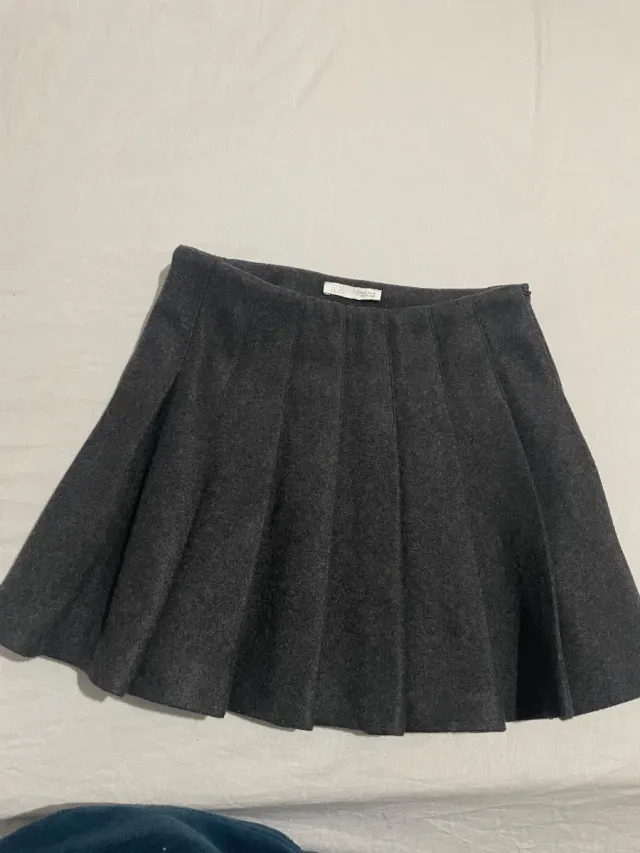 Falda gris plisada