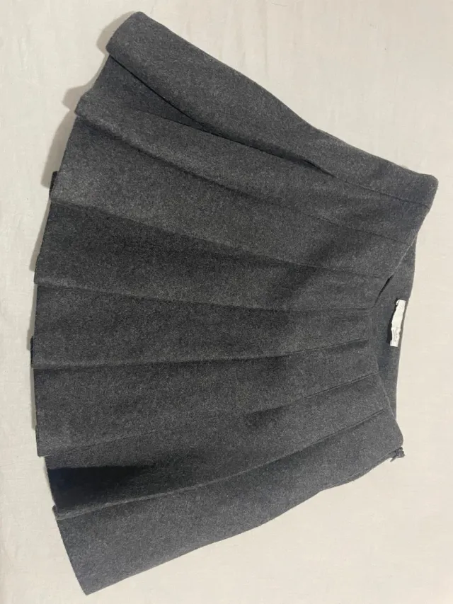 Falda gris plisada