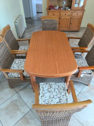 Mesa de comedor de madera