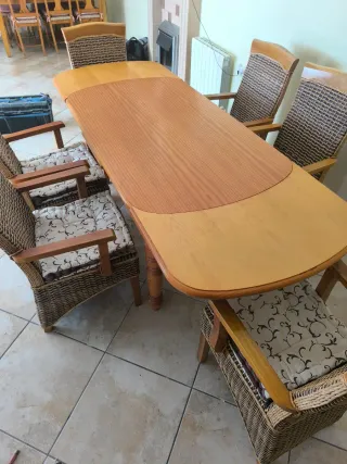 Mesa de comedor de madera