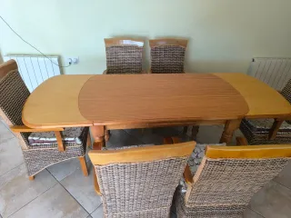 Mesa de comedor de madera