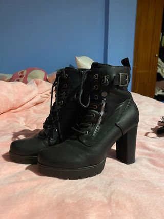 Botas de tacón negras con cordones