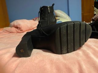 Botas de tacón negras con cordones